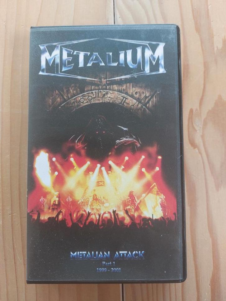 Metalium - Metalian Attack VHS + Stripboek, Cd's en Dvd's, VHS | Documentaire, Tv en Muziek, Gebruikt, Muziek en Concerten, Alle leeftijden