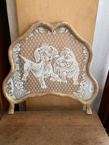 Retro raamhor met hond - kat afbeelding beschikbaar voor biedingen