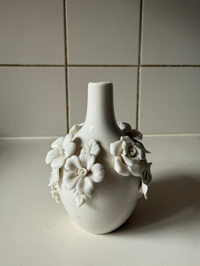 Ivoorwit 3-d design vaasje met bloemen, Overige kleuren, Aardewerk of Porselein, Ophalen of Verzenden, Zo goed als nieuw
