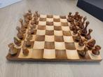 Wobble Chess Set (Umbra), Hobby en Vrije tijd, Gezelschapsspellen | Bordspellen, Een of twee spelers, Umbra, Ophalen of Verzenden