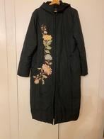 Lange zwarte winterjas met applicaties, maat 46-48, Kleding | Dames, Grote Maten, Ophalen of Verzenden, Gedragen, Zwart, Jas of Mantel