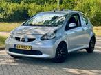 Toyota Aygo 1.0 | Automaat | Schuifdak | Nieuw Onderhoud, Auto's, Toyota, Stof, Zwart, 4 stoelen, 68 pk