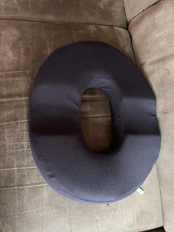 Ergonomisch kussen voor bij last van stuitje beschikbaar voor biedingen