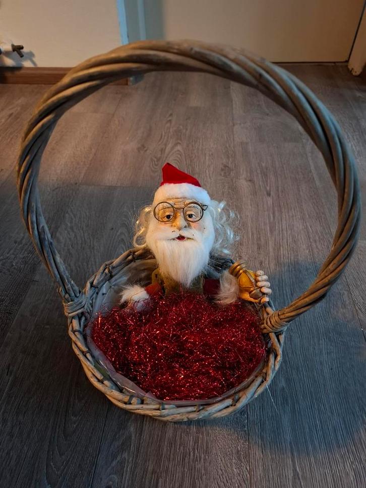 Te koop: porseleinen kerstman in mandje - bloemschikken, Diversen, Kerst, Ophalen