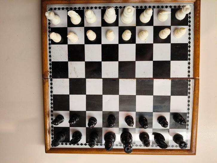 Vintage Schaakspel houten bord + plastic stukken, Hobby en Vrije tijd, Gezelschapsspellen | Bordspellen, Zo goed als nieuw, Een of twee spelers