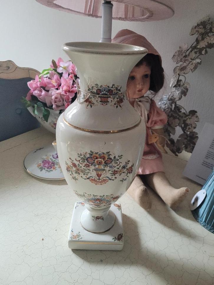 Vintage vaas op voet met decor bloemen, Antiek en Kunst, Curiosa en Brocante, Ophalen of Verzenden