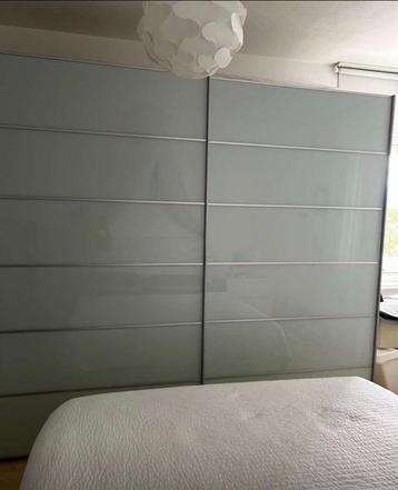 Grote kledingkast met glazen schuifdeuren beschikbaar voor biedingen