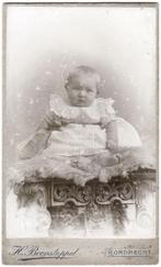 CDV - Kind Baby Witte Jurk Bont - Foto Boonstoppel Dordrecht, Verzamelen, Foto's en Prenten, Gebruikt, Foto, Ophalen of Verzenden