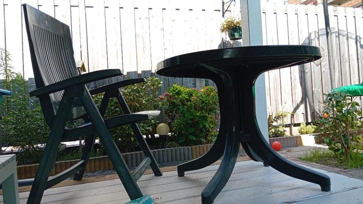 Groene (Hartman) tuintafel (met Aquarius tuinstoel) te koop, Tuin en Terras, Tuintafels, Gebruikt, Rond, Kunststof, Ophalen of Verzenden