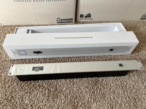 Ubiquiti Unifi Cloud Key G2 Plus Rack Mount, Computers en Software, Netwerk switches, Zo goed als nieuw, Ophalen