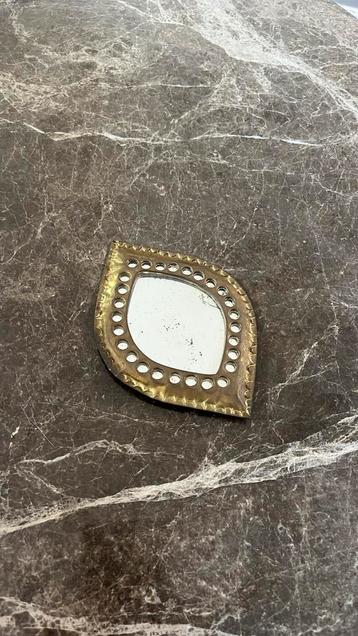 Klein goudkleurig spiegeltje – oogvorm, vintage stijl beschikbaar voor biedingen