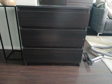 Gratis zwart ikea kast 3 lades de middelste la is kapot.