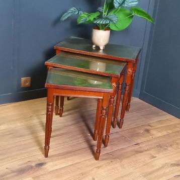 Set Van Drie Tafels met Bladgoud Reliëf en Groen Leer beschikbaar voor biedingen