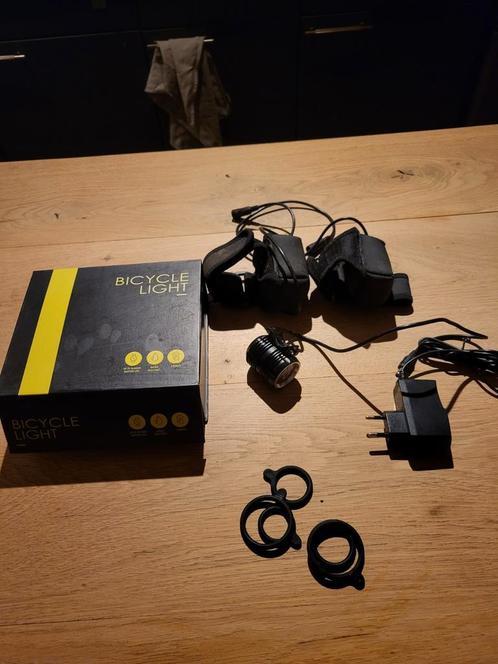 mtb verlichting met 2accu's en toebehoren, Fietsen en Brommers, Fietsaccessoires | Fietsverlichting, Achterlicht, Gebruikt, Accu