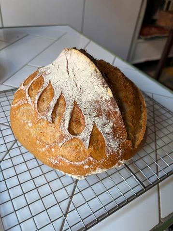 Vers gebakken biologisch zuurdesembrood beschikbaar voor biedingen