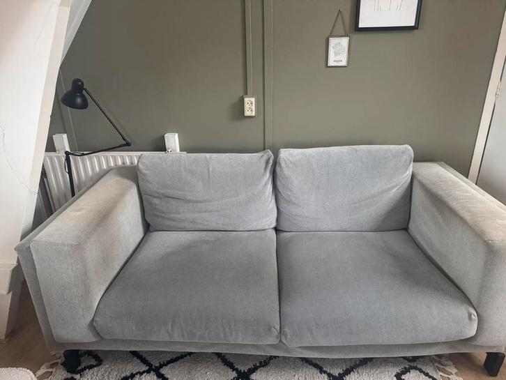 2-zits bank - Nockeby IKEA wit/zwart/grijs/hout, Huis en Inrichting, Banken | Bankstellen, Gebruikt, Rechte bank, Tweepersoons