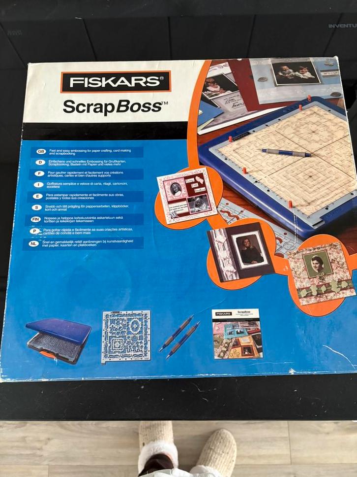 Fiskars ScrapBoss Embossing Set+2 extra sjablonen, Hobby en Vrije tijd, Scrapbooking, Zo goed als nieuw, Frame of Mal, Ophalen of Verzenden