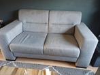 Lichtgrijze tweezitsbank - Kan nog prima een ronde mee!, Huis en Inrichting, Banken | Bankstellen, Ophalen, Gebruikt, Tweepersoons