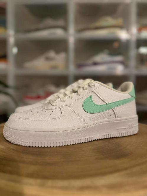 Nike Air Force 1 Low - Mint Swoosh // EUR 38, Kleding | Dames, Schoenen, Nieuw, Sneakers of Gympen, Wit, Ophalen of Verzenden