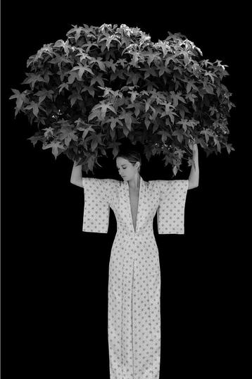 Crèmekleurige zijden kimono met bladmotief beschikbaar voor biedingen