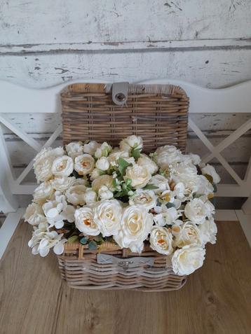 Rotan mand gevuld met kunstbloemen decoratie/bruiloft mand beschikbaar voor biedingen