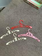 4 plastic vintage kinder kleding hangers, Ophalen of Verzenden, Gebruikt, Jongetje of Meisje