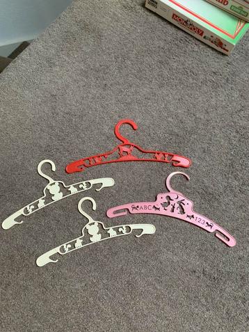 4 plastic vintage kinder kleding hangers beschikbaar voor biedingen