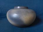 Blauw beige geglazuurde gedrukt bolvormige vaas Mobach d. 21, Ophalen of Verzenden