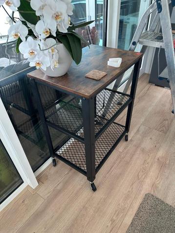Kitchen Shelve (wheels) beschikbaar voor biedingen