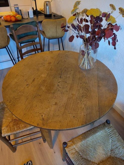 Gratis af te halen: Ronde eettafel met drie stoelen, Huis en Inrichting, Tafels | Eettafels, Gebruikt, 100 tot 150 cm, 100 tot 150 cm