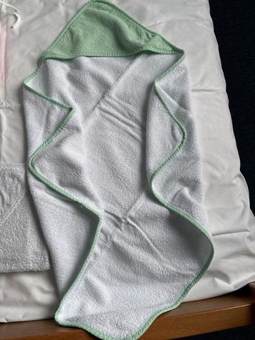 Badcape Baby - Wit met Groene Rand beschikbaar voor biedingen