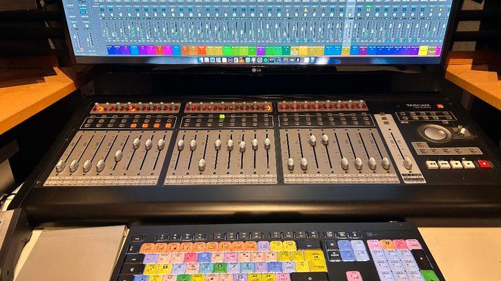 TASCAM US-2400 DAW controller met stofhoes, Muziek en Instrumenten, Mengpanelen, Gebruikt, 20 kanalen of meer, Ophalen