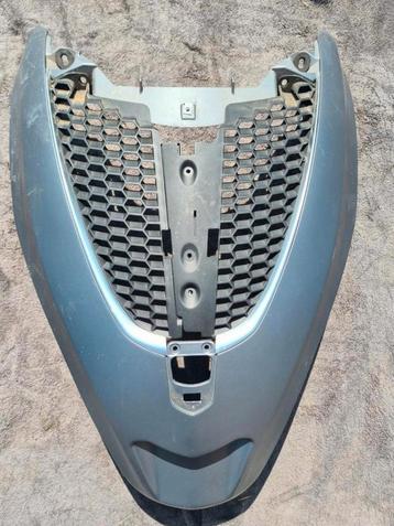 Voorkap Piaggio mp3 Yourban compleet met rooster  beschikbaar voor biedingen