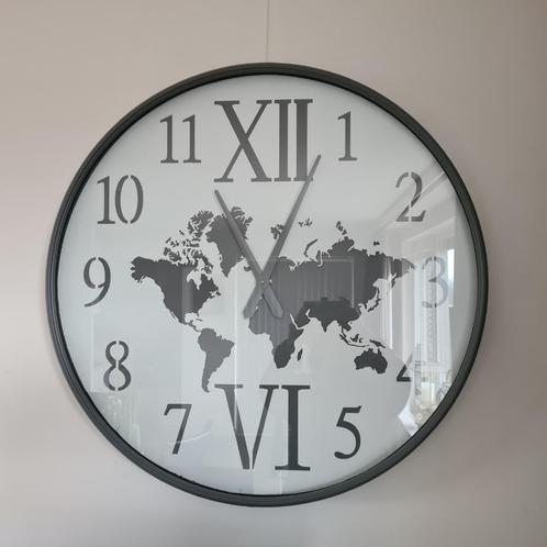 Grote grijze wandklok Ø 80 cm, Huis en Inrichting, Woonaccessoires | Klokken, Gebruikt, Wandklok, Analoog, Ophalen