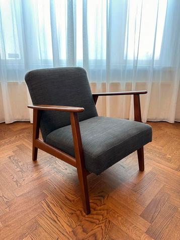 Grijze Fauteuil met Houten Frame beschikbaar voor biedingen