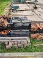 Kruispannen 100 stuks in kratten, Doe-het-zelf en Verbouw, Dakpannen en Dakbedekking, Ophalen, Steen of Klei, Zwart, Zo goed als nieuw