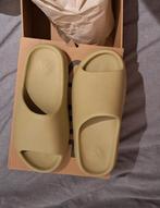 Yeezy Slide Resin (2022-2024) US 9, Kleding | Heren, Schoenen, Ophalen of Verzenden, Nieuw