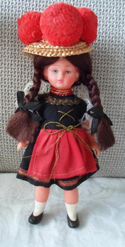 Oud klederdracht popje. Jaren '50. Gruss aus Köln., Verzamelen, Poppen, Gebruikt, Pop, Ophalen of Verzenden