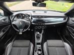 Alfa Romeo Giulietta 1.4 Turbo 170PK Distinctive (bj 2014), Voorwielaandrijving, 65 €/maand, Gebruikt, Zwart