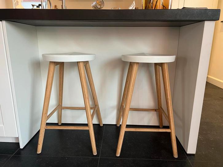 2x Cinas Noble Kruk Wit Bamboe - 65cm, Huis en Inrichting, Barkrukken, Zo goed als nieuw, 60 tot 90 cm, Hout, 1 kruk, Ophalen