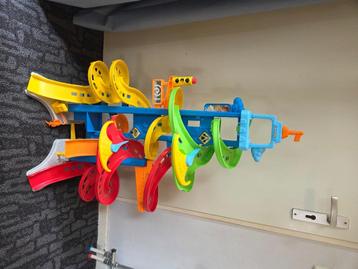 Speelgoed garage beschikbaar voor biedingen