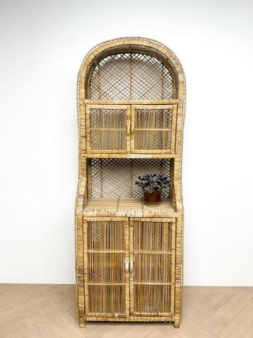 Vintage rotan rieten bohemian boogkast kast met deurtjes beschikbaar voor biedingen