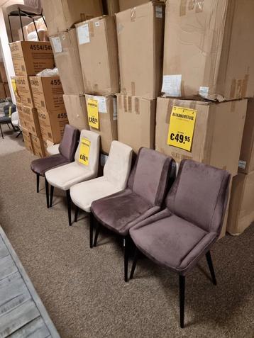 Velvet eetkamerstoel met houten poten beschikbaar voor biedingen