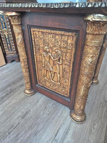 Egyptisch kastje.  beschikbaar voor biedingen