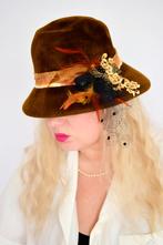 Bruin vintage hoed fluweel kant, Kleding | Dames, Ophalen of Verzenden, Zo goed als nieuw, One size fits all