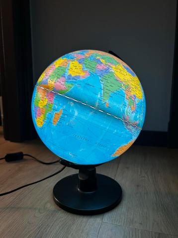 Wereldbol Lamp - Zo goed als nieuw! beschikbaar voor biedingen