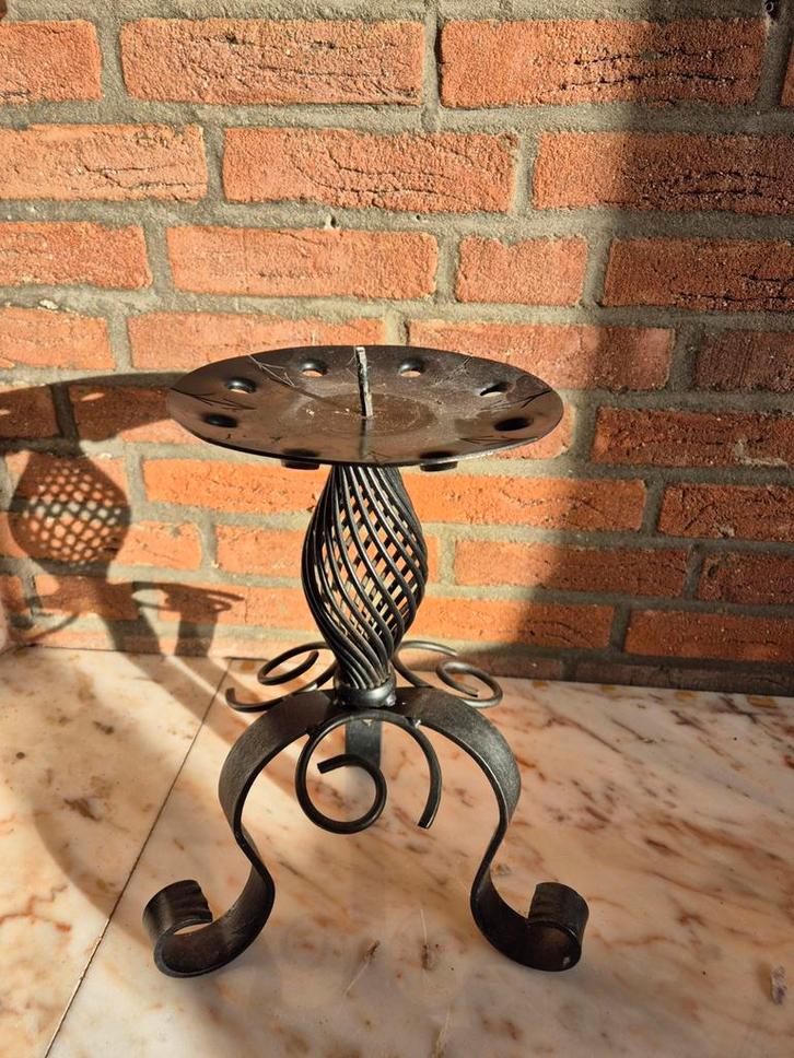 Metalen kandelaar met spiraalvormige voet, Antiek en Kunst, Antiek | Kandelaars, Overige materialen, Ophalen