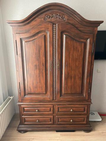 Zware massief houten kledingkast beschikbaar voor biedingen