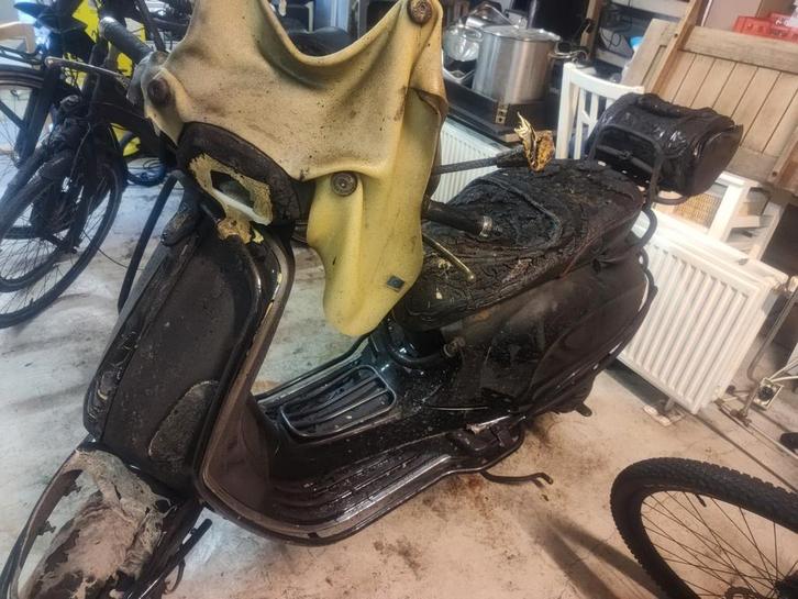 Vespa Sprint met brandschade, Fietsen en Brommers, Scooters | Vespa, Gebruikt, Maximaal 25 km/u, Benzine, Ophalen of Verzenden