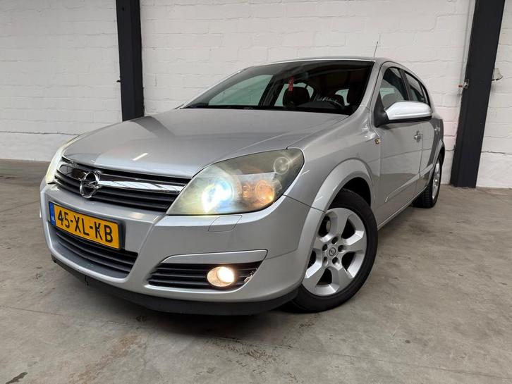 Opel Astra 1.8 Cosmo |orgNL| |Bi-xenon| |Trekhaak|, Auto's, Opel, Te koop, Astra, ABS, Airbags, Airconditioning, Boordcomputer